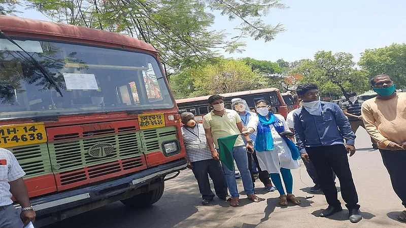 with the help of political parties 65 students from Kolhapur and 44 students from Jalgaon left in four buses from pune