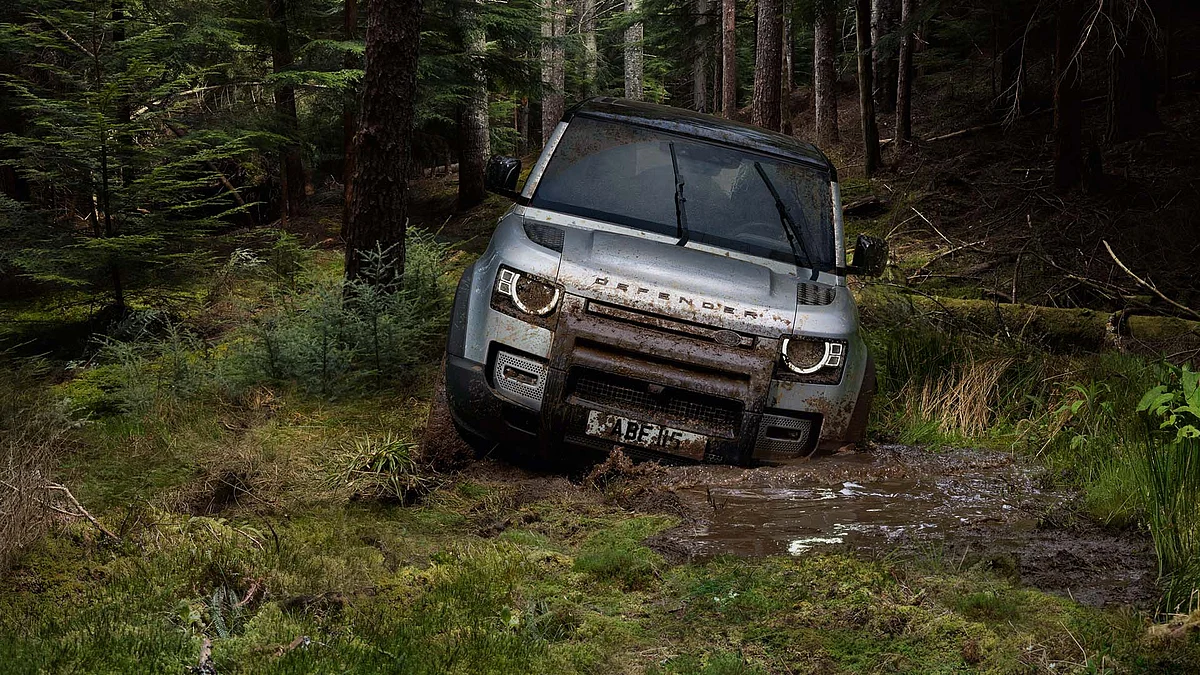 Land Rover Defender in slush