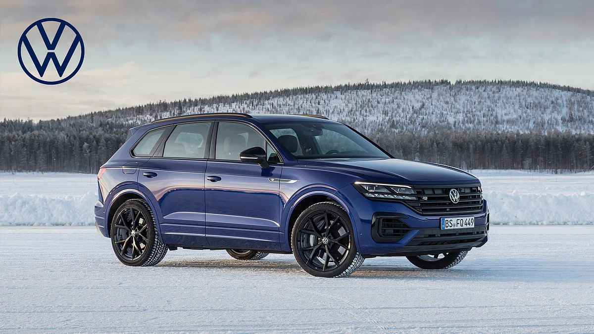 2021 Volkswagen Touareg R front 3 quarters