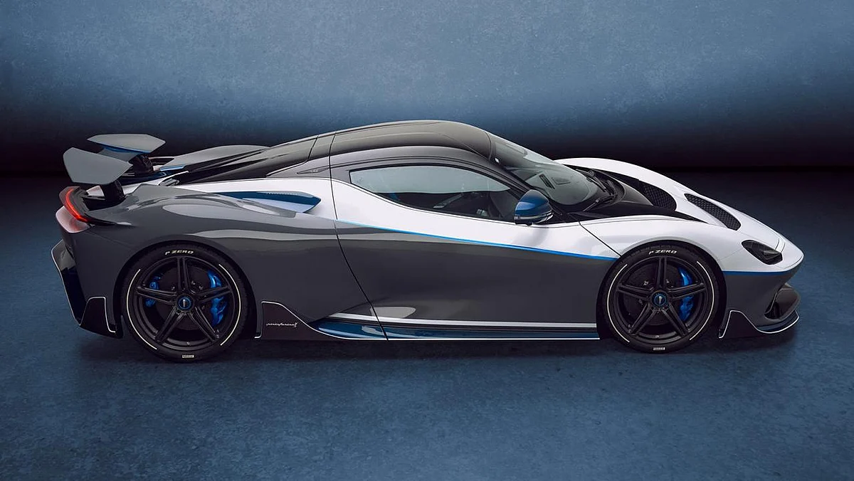 Traditional Italian mid-engined supercar silhouette