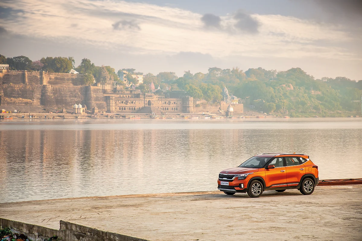 The Kia Seltos by the side of the river Narmada with
the Maheshwar fort in the background.