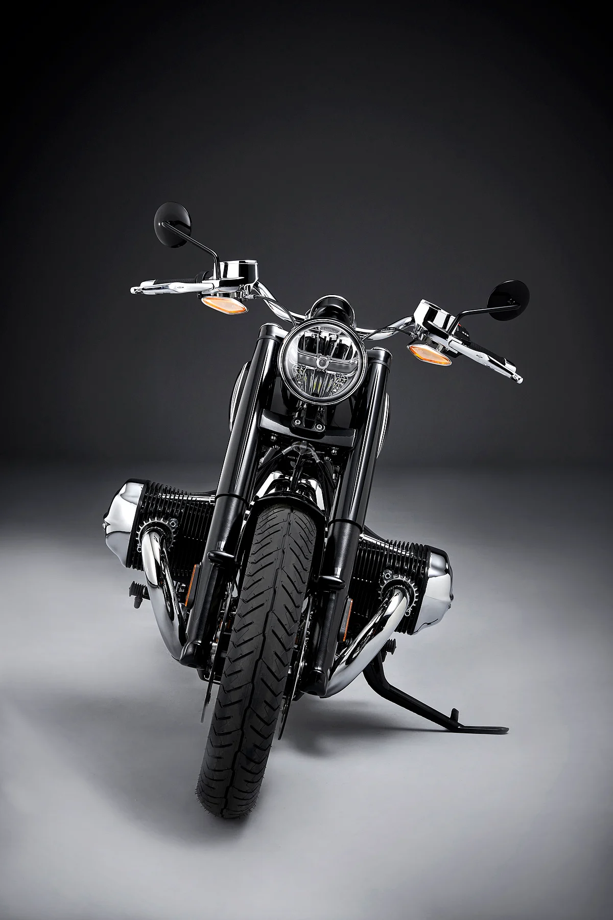 BMW R 18 head on