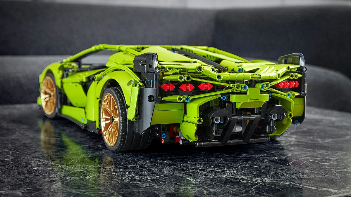 The rear spoiler can be adjusted, for optimum downforce of course!