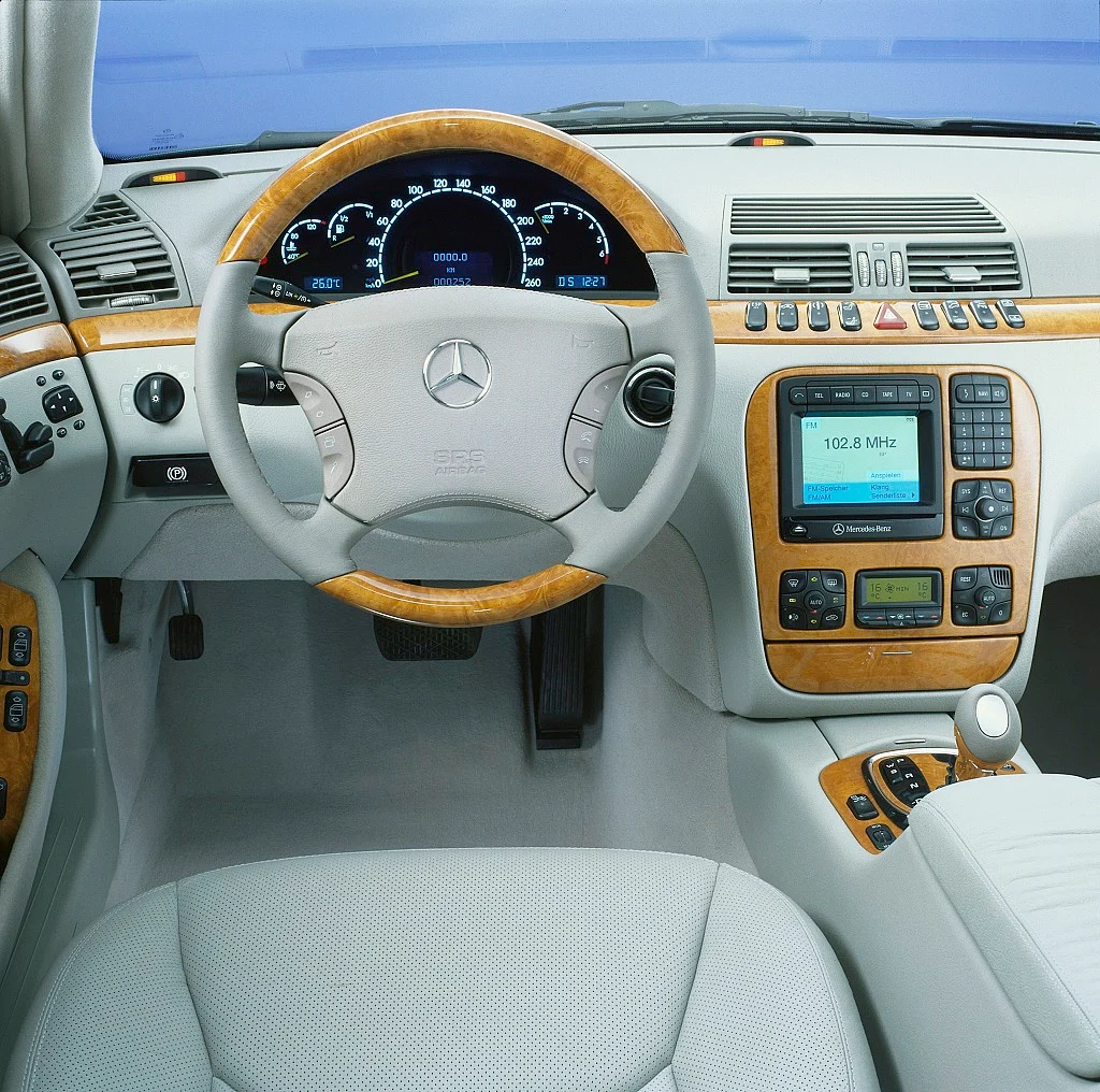 1998: The multifunction steering wheel.
Also seen are audio devices, the car phone, and navigation