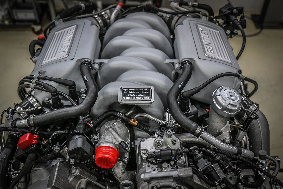 A finished engine ready to be married with the chassis. Note the plaque with the name of the craftsman