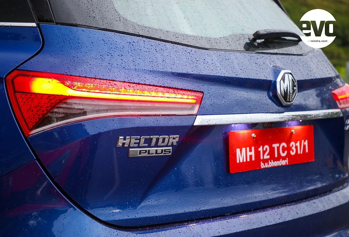 The red strip between the taillamps has been deleted