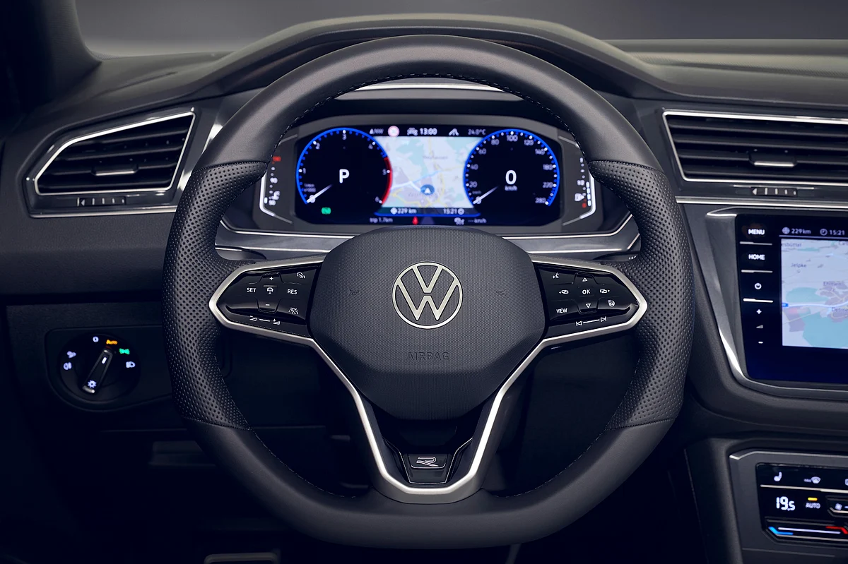 Multi-function steering wheel, and the fully TFT cluster...