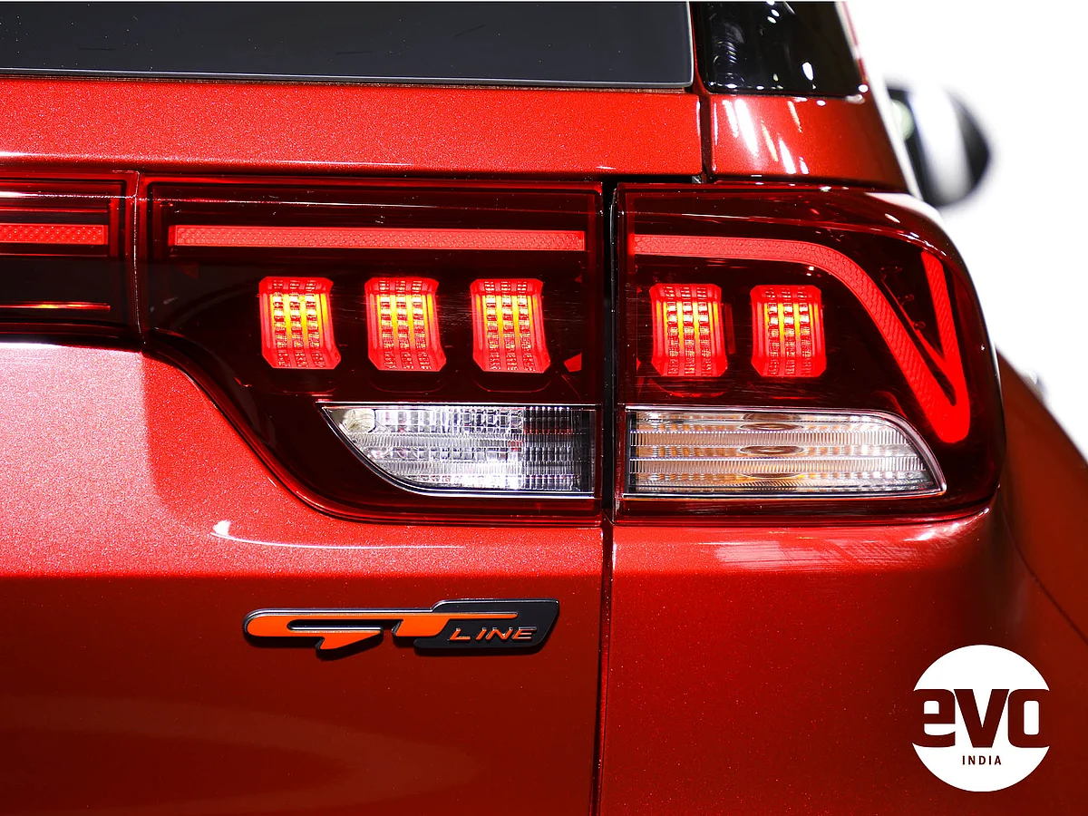 The kink makes an appearance on the taillamps as well