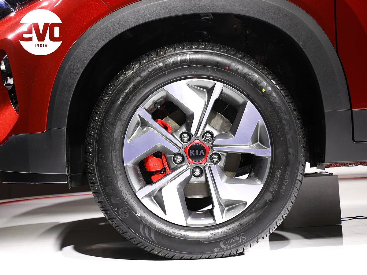 16-inch wheels with red accents on the GT Line