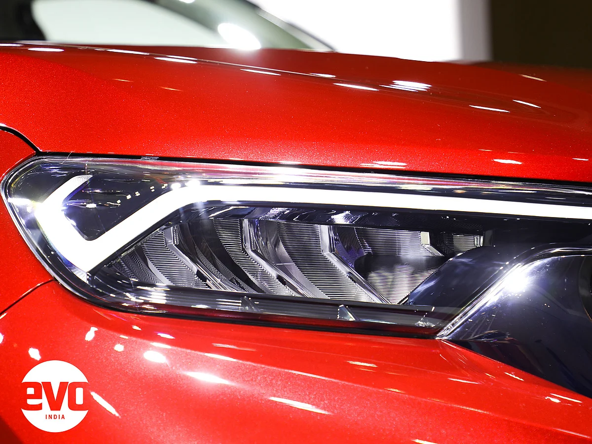 The DRLs get a distinct kink in them