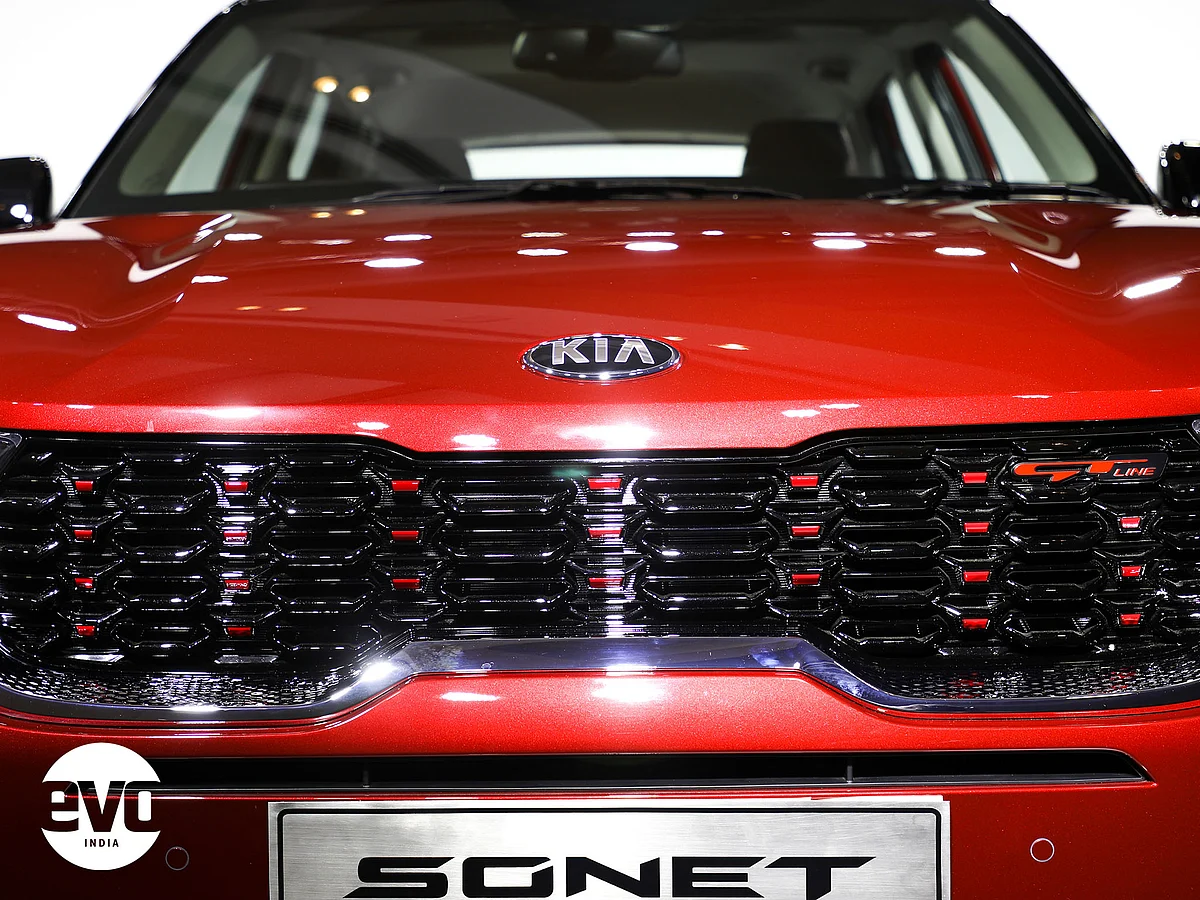 The GT Line gets red accents in the frille