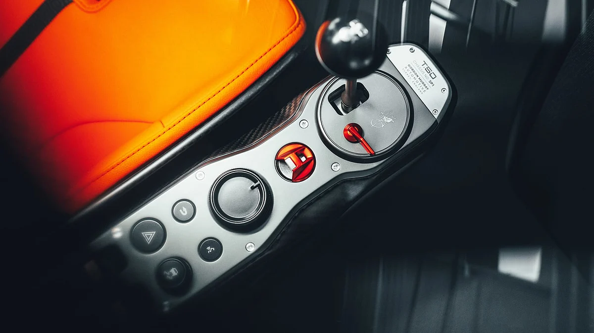 The engine is no longer connected to a manual gearbox instead is connected to a single-clutch pre-selector racing gearbox