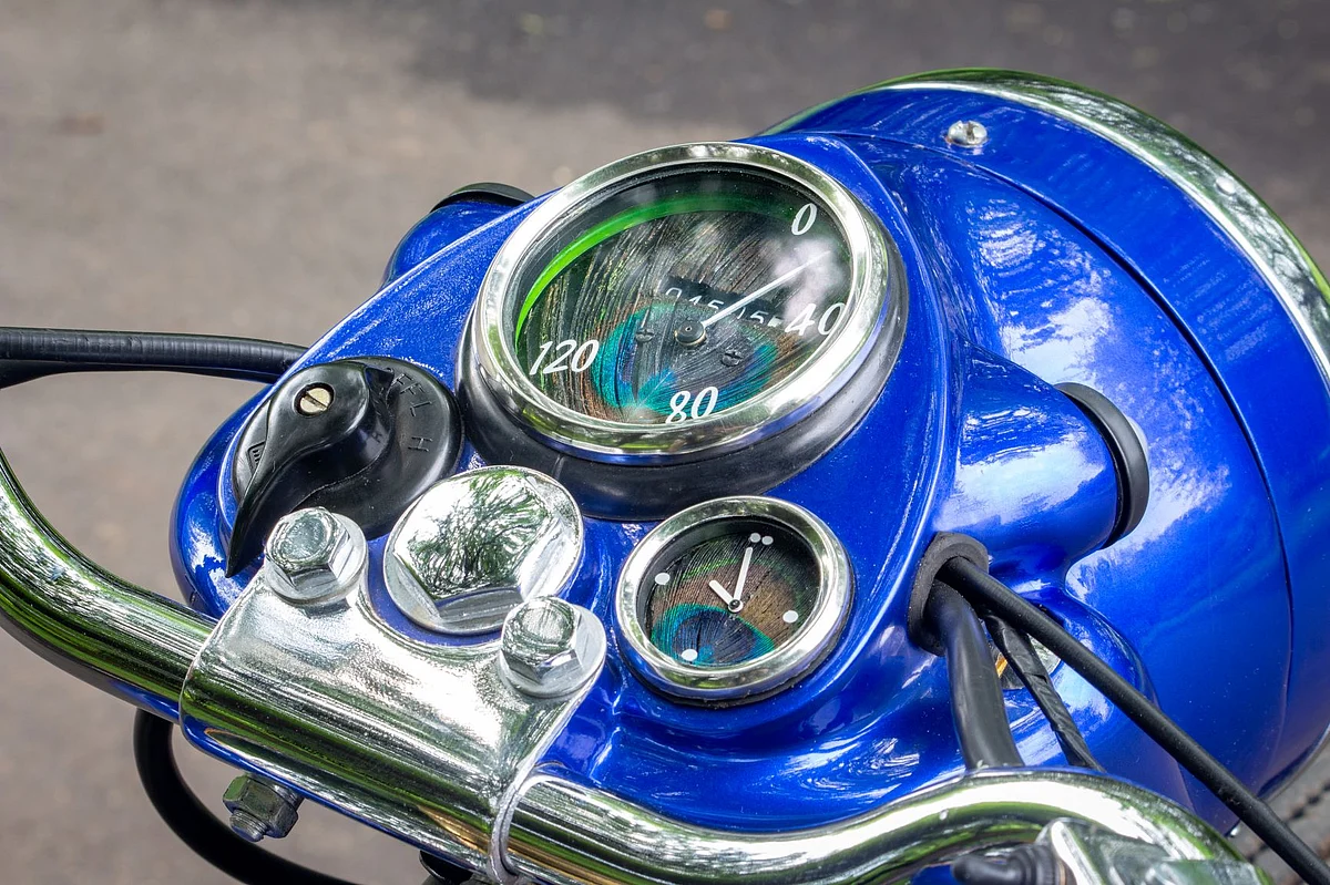 The peacock-feathered dials perfectly compliment the Axalta Indigo color scheme