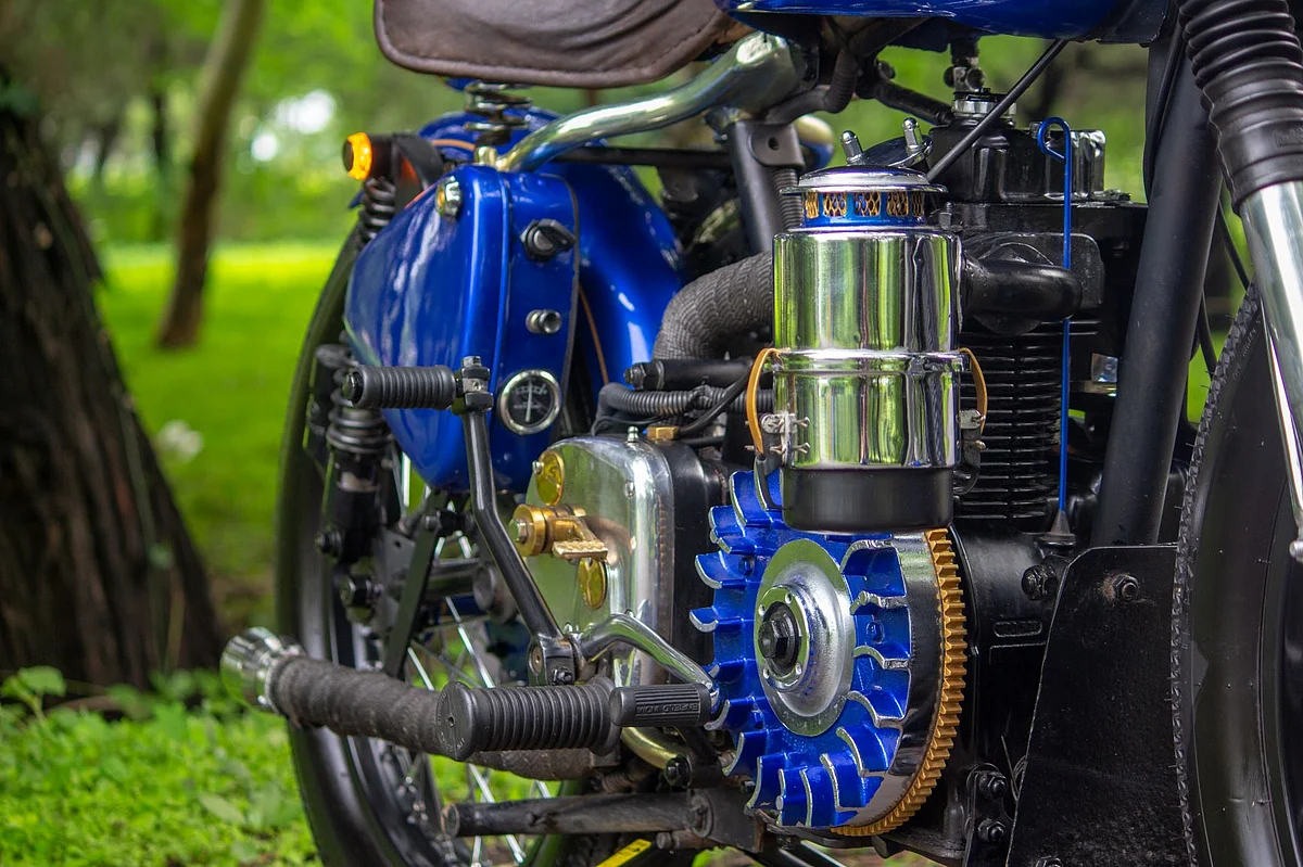 Navilu's exposed flywheel and the retro-themed oil cannister air filter