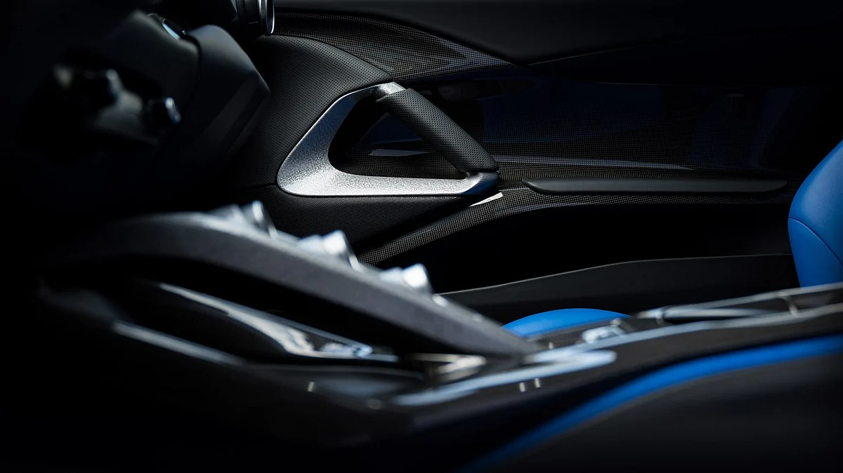 The door handles are treated with the hammered paint effect as well