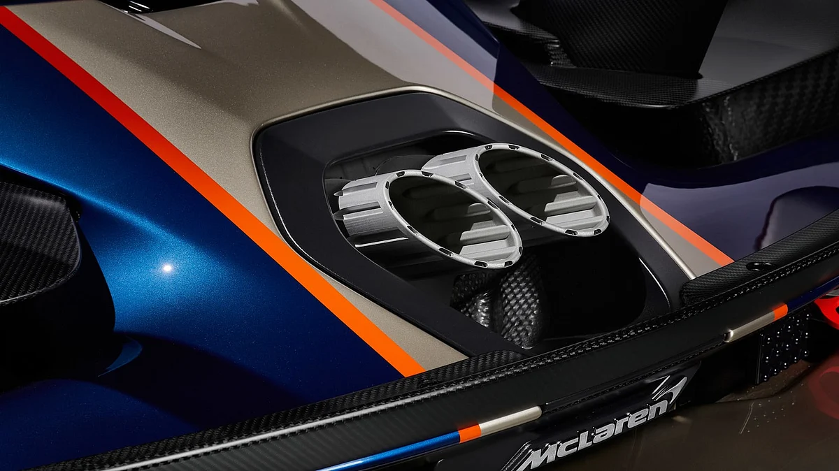 Twin-pipe high-mounted exhaust outlets