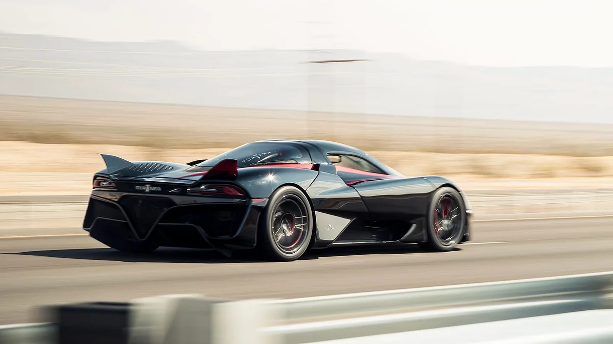 The SSC team claims that the Tuatara's body maintained an aerodynamic balance of 37% at the front and 63% at the rear to achieve that mind-boggling top-speed