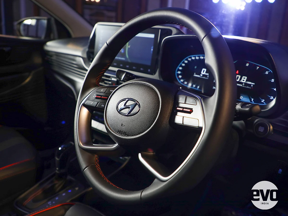 The steering wheel is similar to the one in the Creta