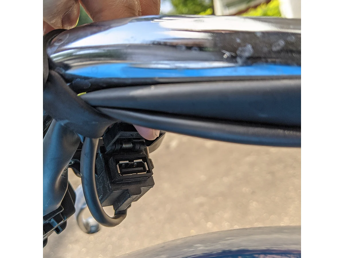 USB socket tucked away on the ‘bar