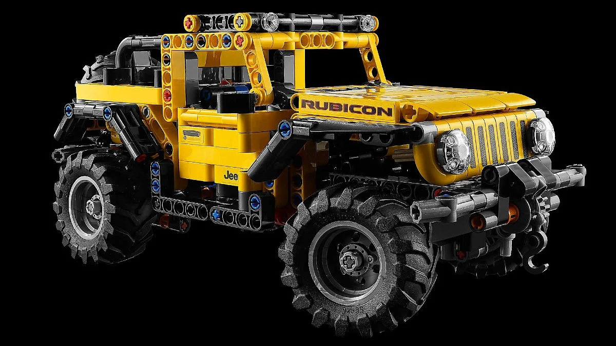 LEGO Jeep Wrangler has a working steering and axle articulation