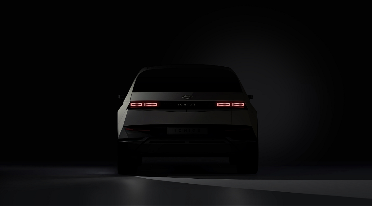 The tail lights of the Ioniq 5 feature the same 256-pixel design