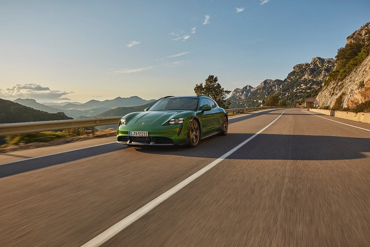 The Porsche Taycan Cross Turismo automatically lowers the ride height at high speeds, to reduce drag