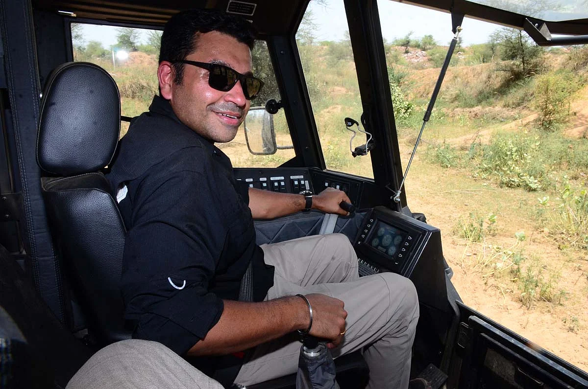 You have to use a pair of levers to steer the Sherp