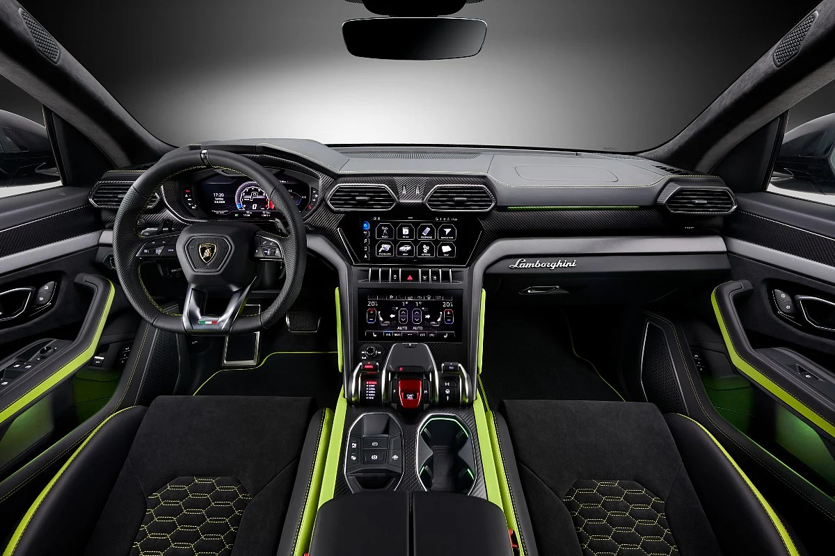 Typical Lambo cabin for the Urus Graphite Capsule – plenty of carbon fibre and Alcantara present