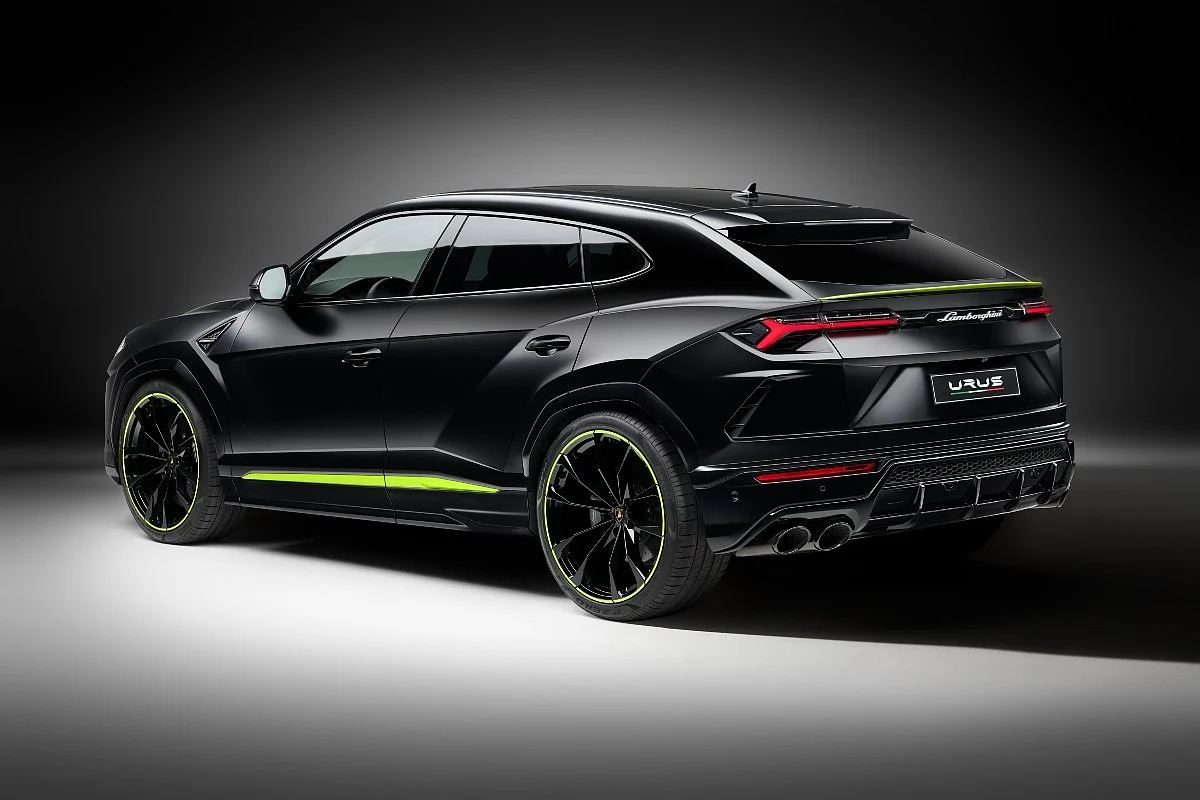 The Urus looks more devilish in its Graphite Capsule avatar