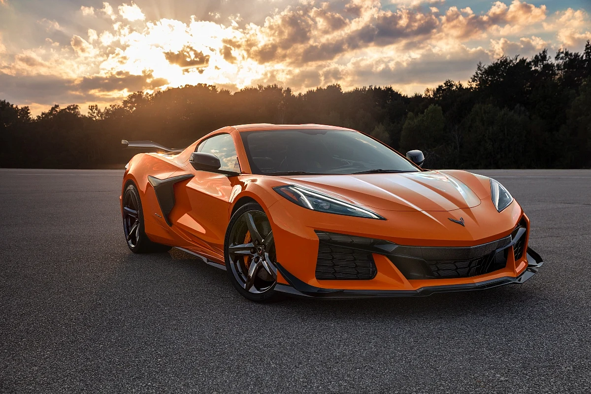 In combination with that flat-plane crank, a short stroke and lightweight internals – including forged pistons and titanium conrods – allow the engine to rev right out to a 8600rpm redline.w