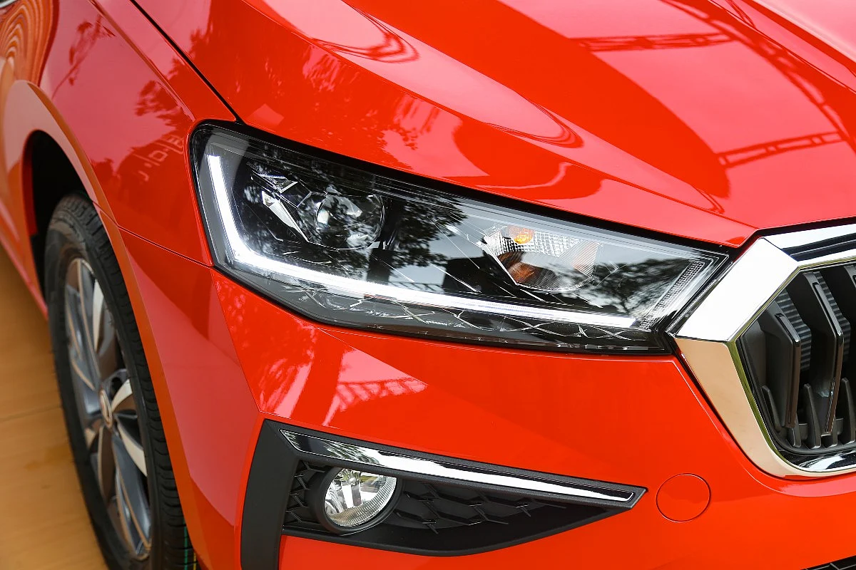 All -LED headlamps with L-shaped DRLs