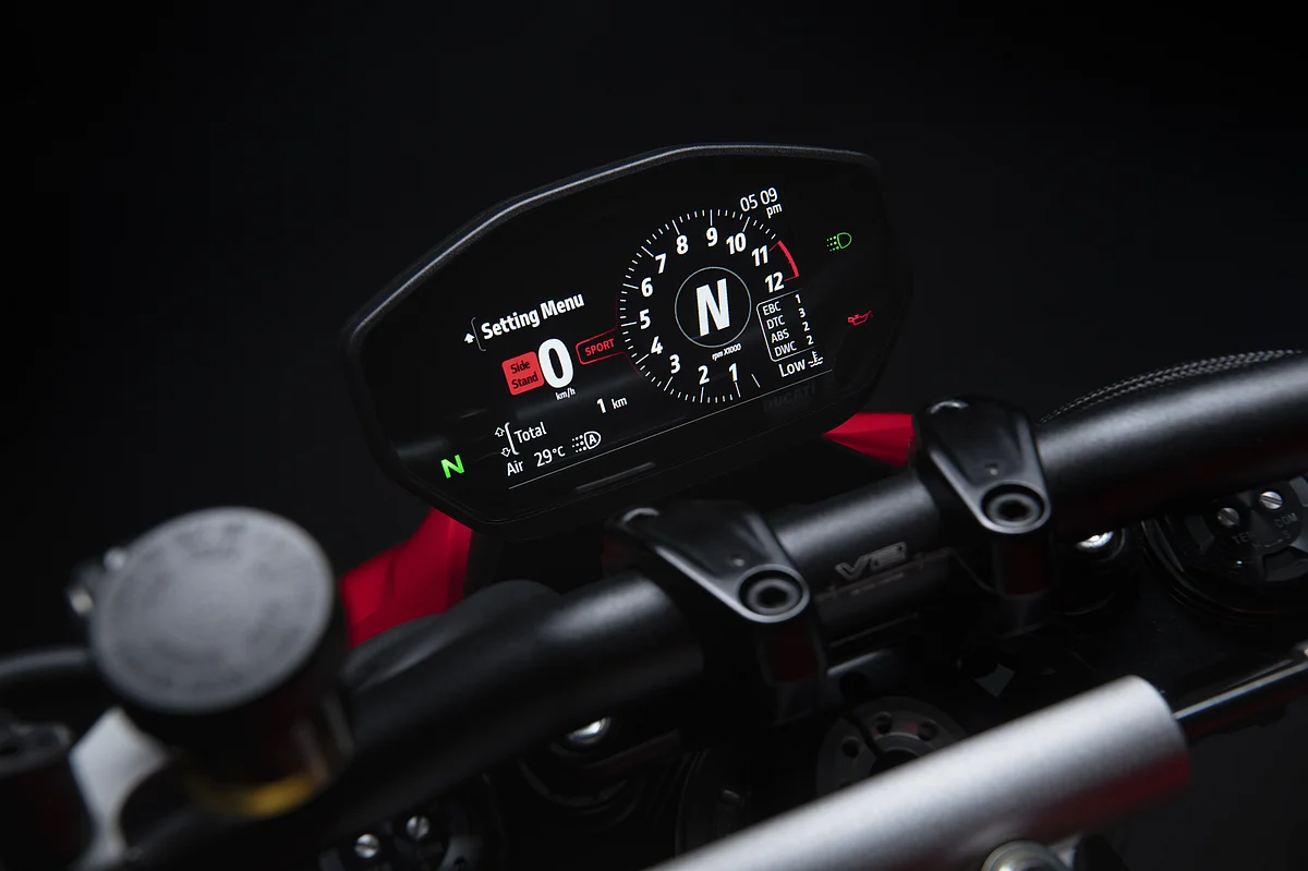 The 4.3-inch colour TFT display on the Streetfighter V2
