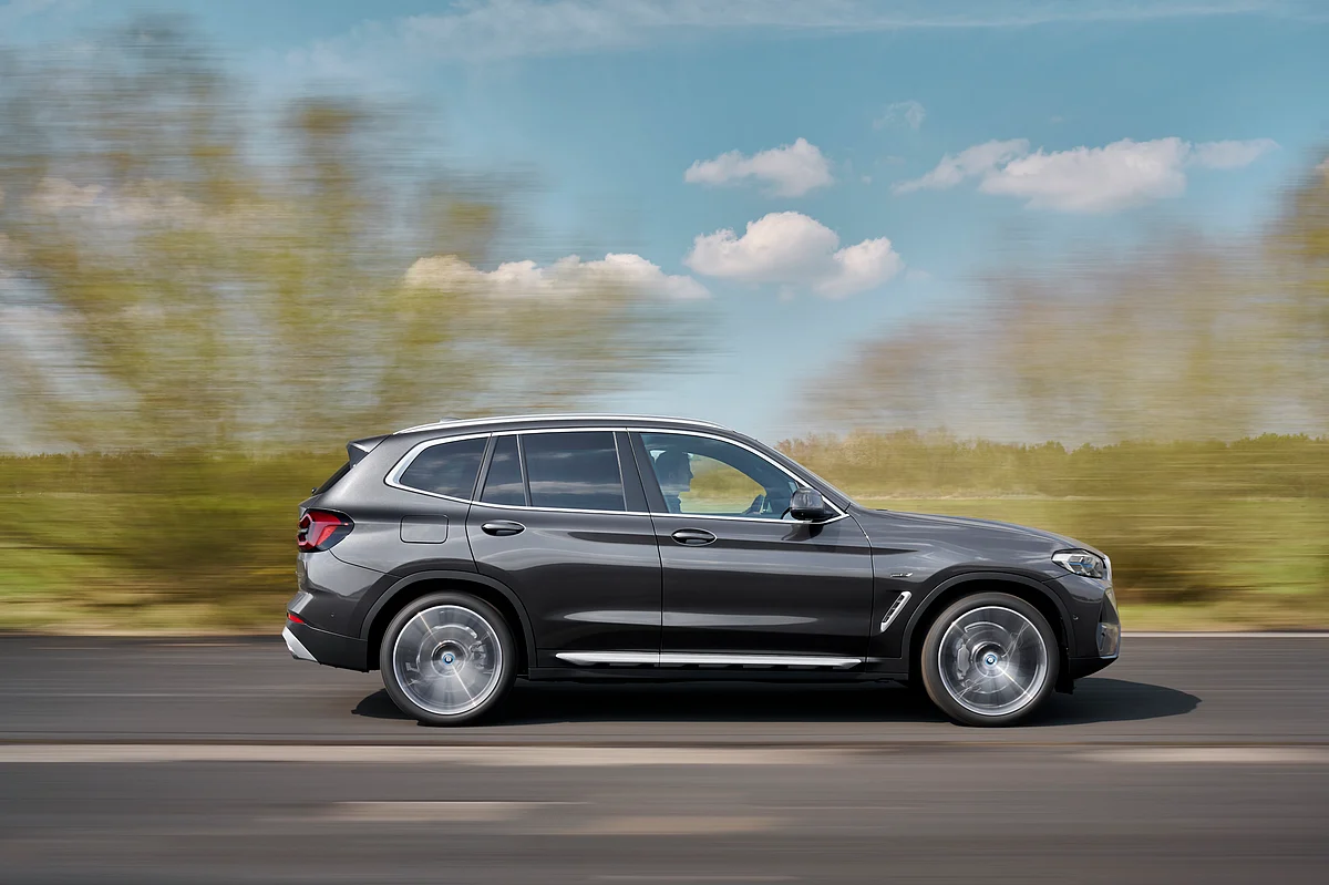 This means the X3 is competing against the likes of Mercedes-Benz GLC, Audi Q5 and also the Volvo XC60