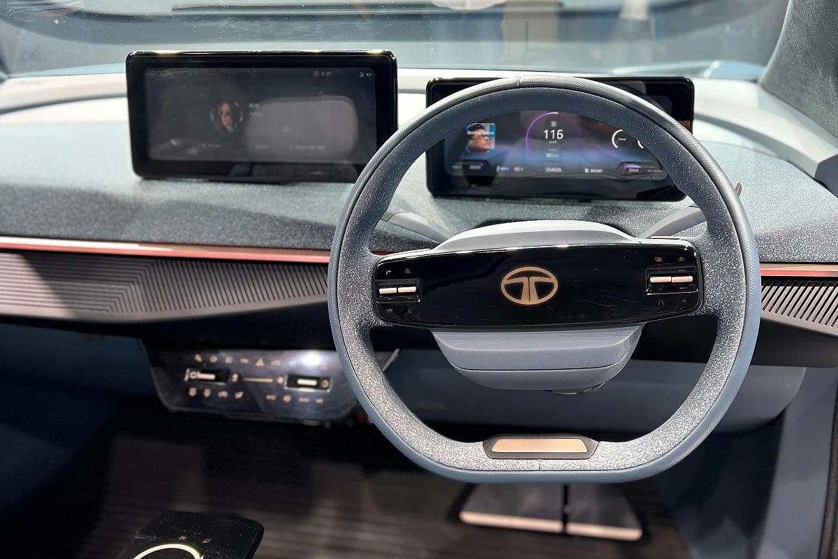 The steering wheel makes use of touch surfaces, and an illuminated logo
