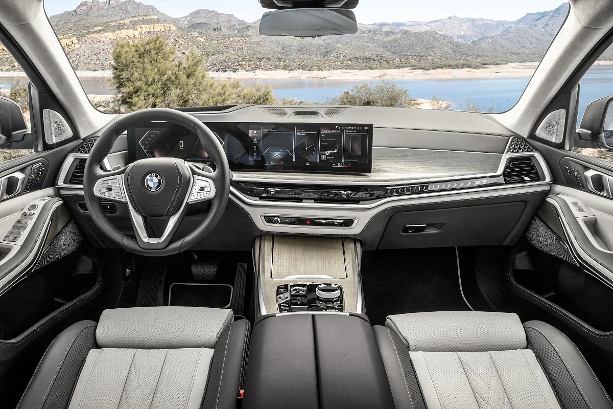 New infotainment screen on the BMW X7
