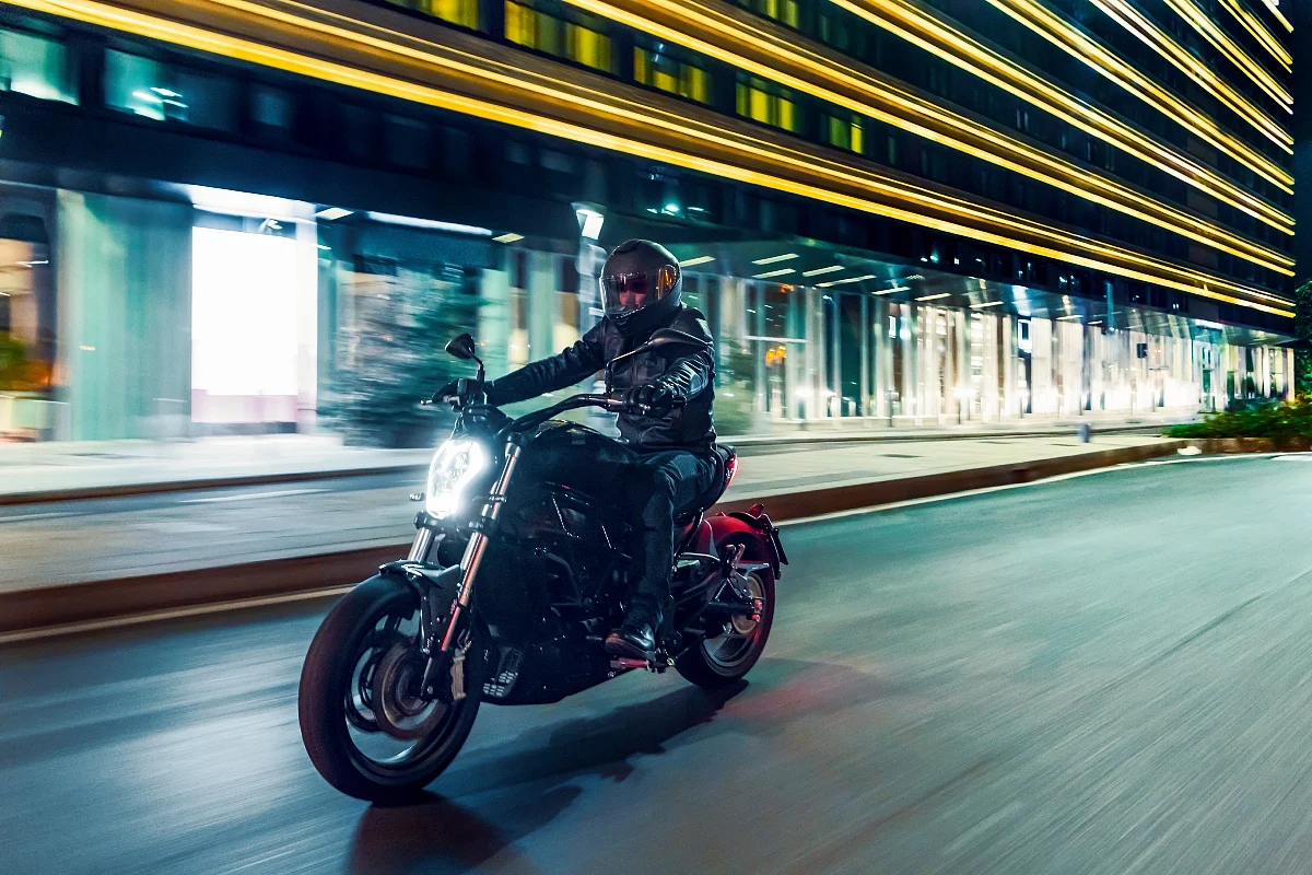 The Benelli 502C gives a relaxed riding posture
