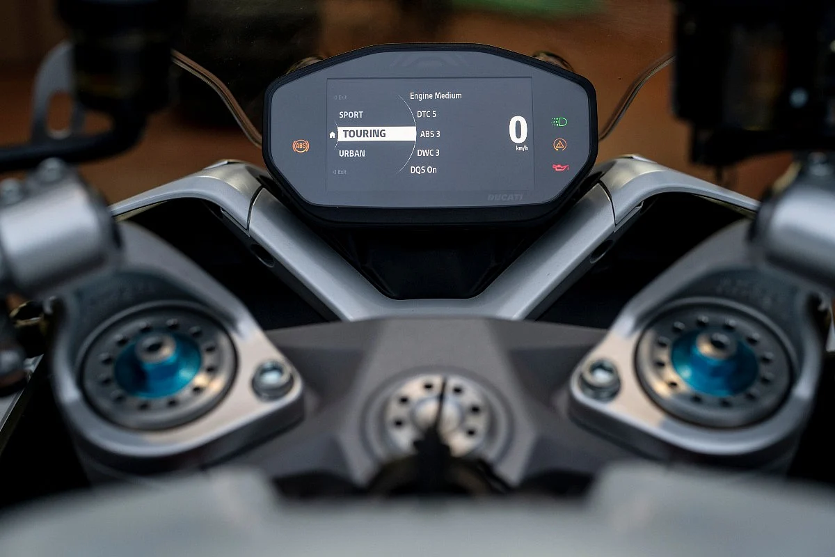 The 4.3-inch TFT screen comes equipped with a multimedia system