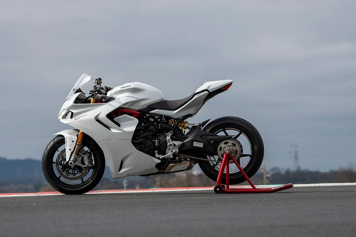 The 2021 Ducati SuperSport 950 has a kerb weight of 210kg