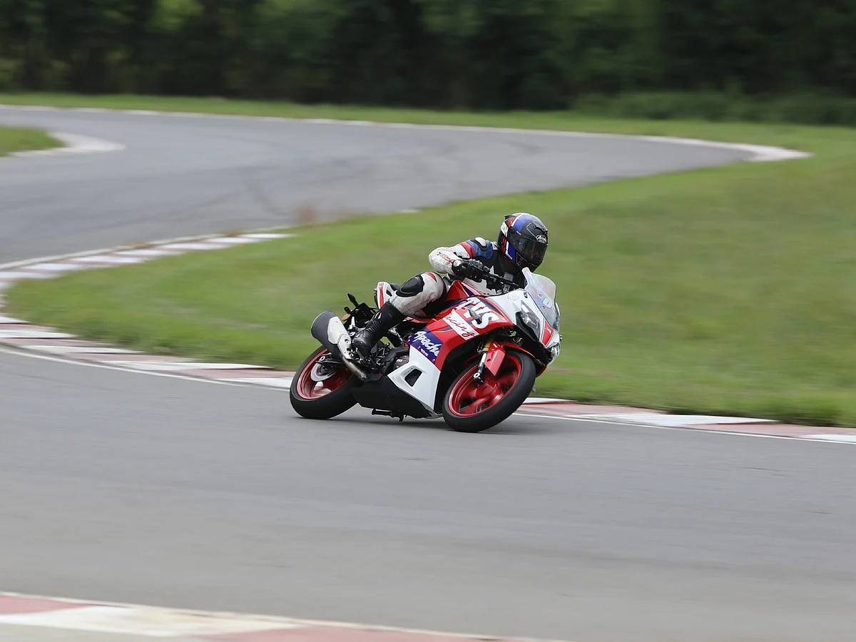 Despite the racier riding posture the Apache RR 310 feels comfortable for street riding