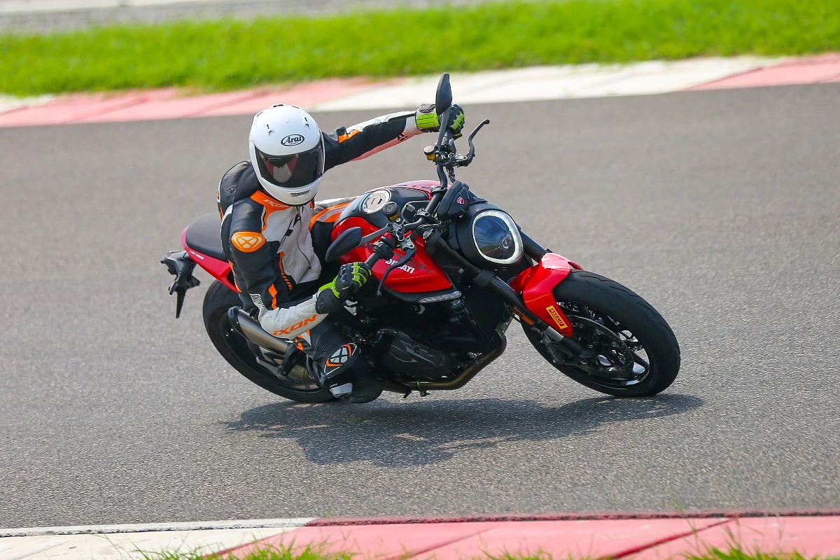 With a sharper steering head angle and a dry weight of 166kg, the 2021 Ducati Monster is quite agile
