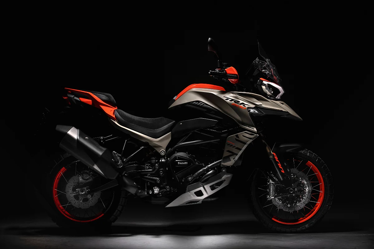 The TRK 800 demands a lot more attention than the TRK 502 X right off the bat. The angular, sharper lines that flow all the way from the fuel tank to the headlights, makes it look as angry and intimidating.