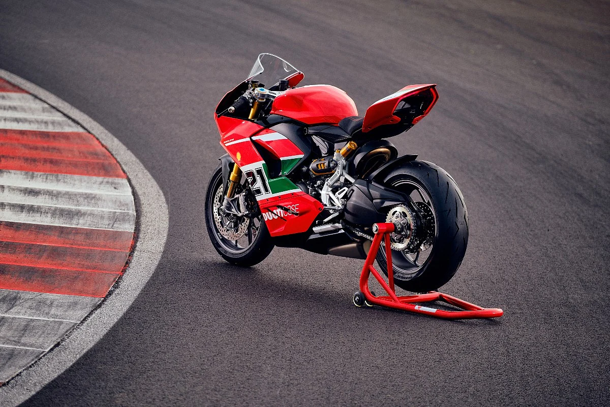 <div class="paragraphs"><p>The Ducati Panigale V2 Bayliss edition costs Rs 2.78 lakh more than the standard Panigale</p></div>
