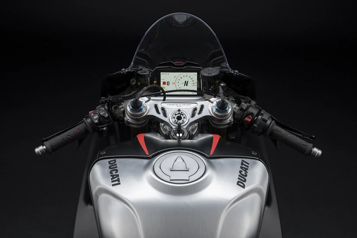 <div class="paragraphs"><p>The electronics can be controlled via a 5-inch instrument cluster</p></div>