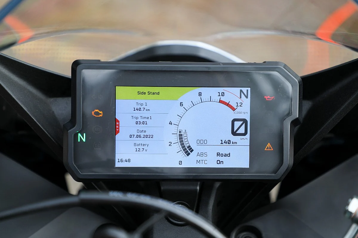 The colour TFT screen has finally made it onto the RC 390 as well