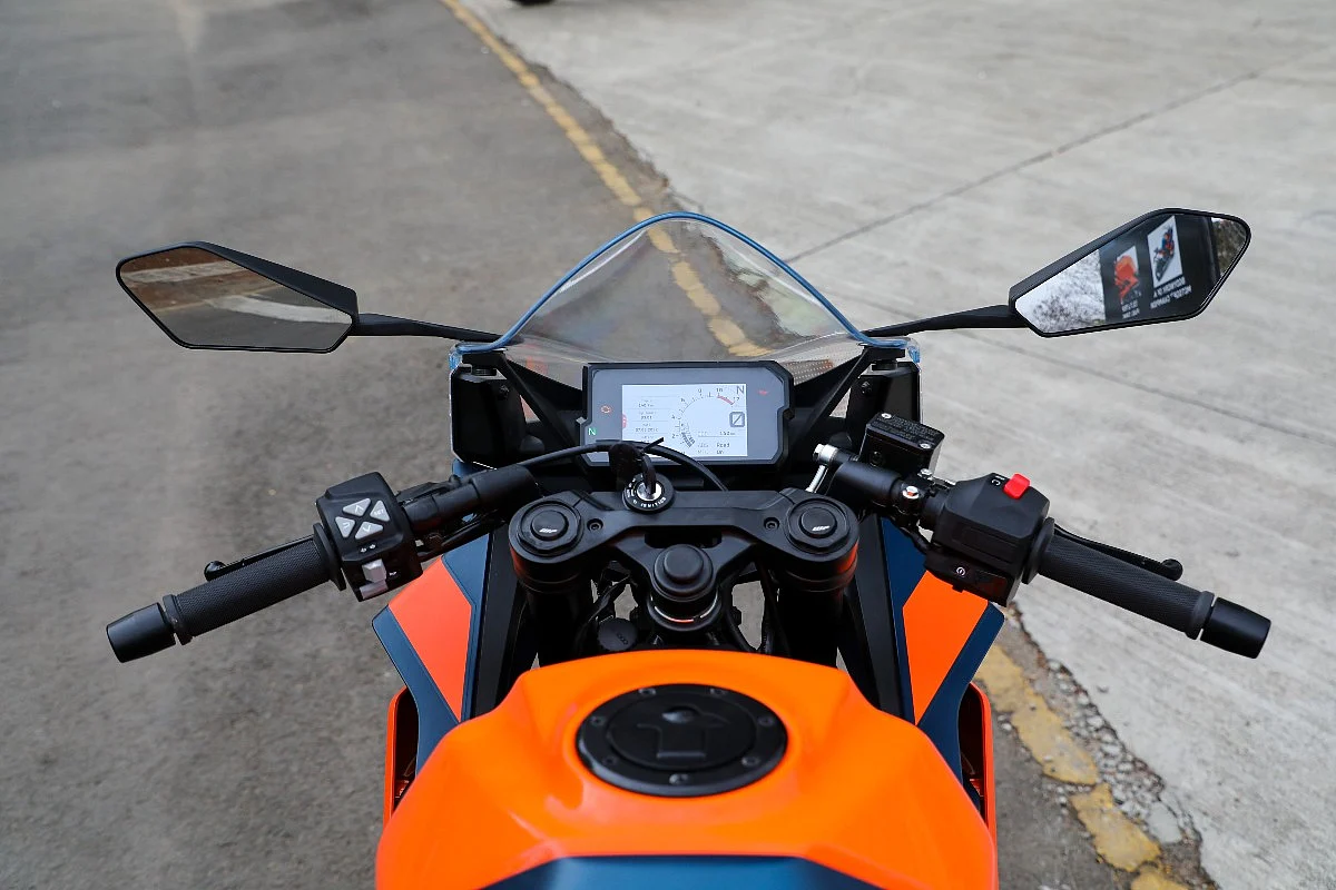 The clip-ons can be lowered by 14.5mm if you want a racier rider's triangle
