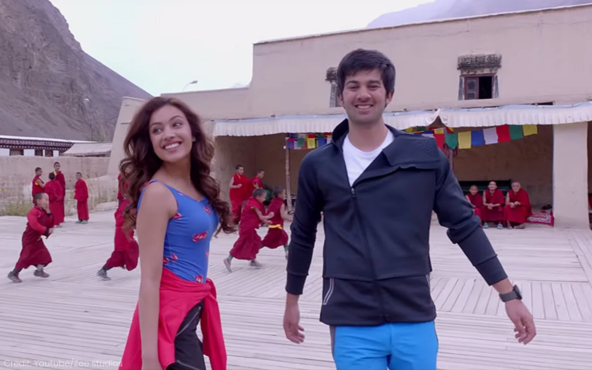 Pal Pal Dil Ke Paas Movie Review: An Unwitting Lesson In How Not To Launch Bollywood Acting Careers