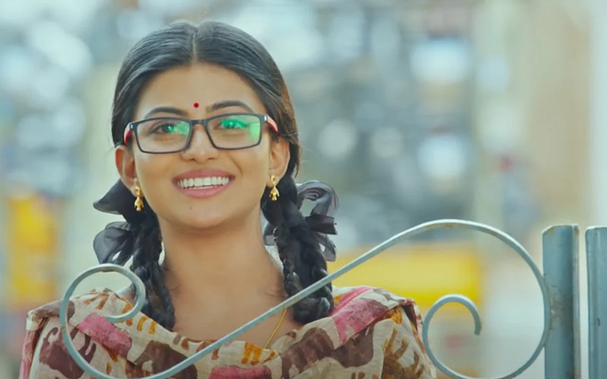Movie Review Of Kamali From Nadukkaveri: An Underdog Story With A Fake Smile Pasted Over It