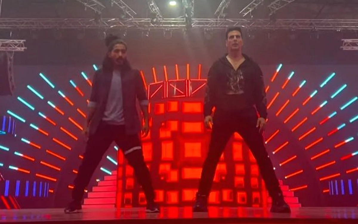 Akshay Kumar dances to Main Khiladi Tu Anari for Selfiee