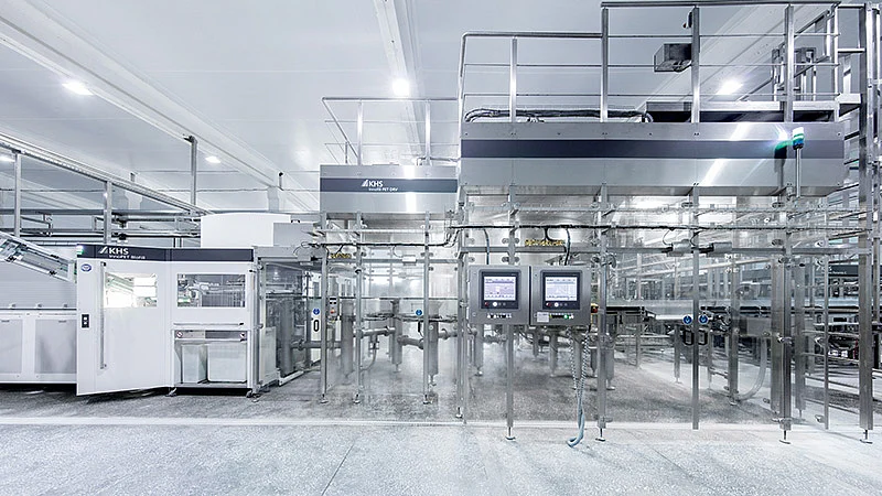 The heart of the line for still water is the InnoPET BloFill stretch blow molder/filler block with its Innofill PET DRV filler that processes up to 12,000 bottles per hour.