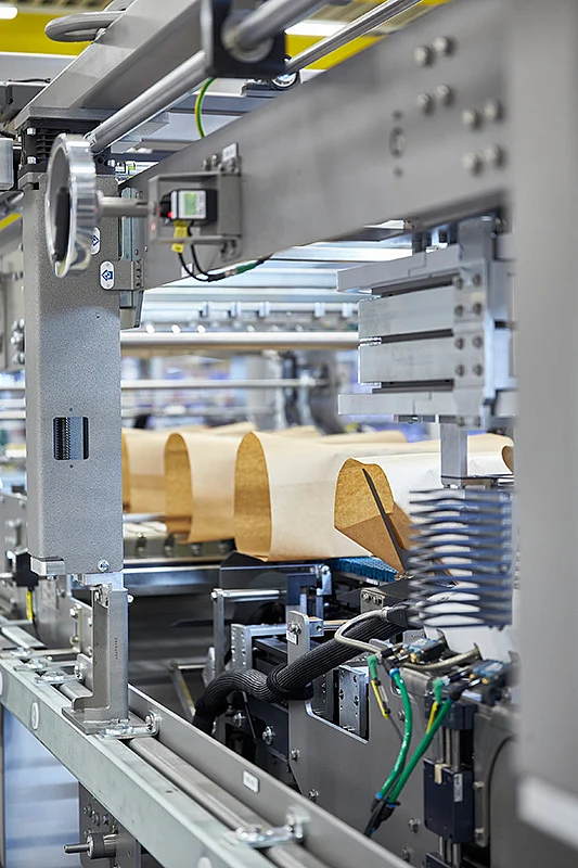 New in the KHS portfolio: the Innopack Kisters wrap-around shrink paper packer or WSPP A can wrap cans in either paper, cardboard or film.